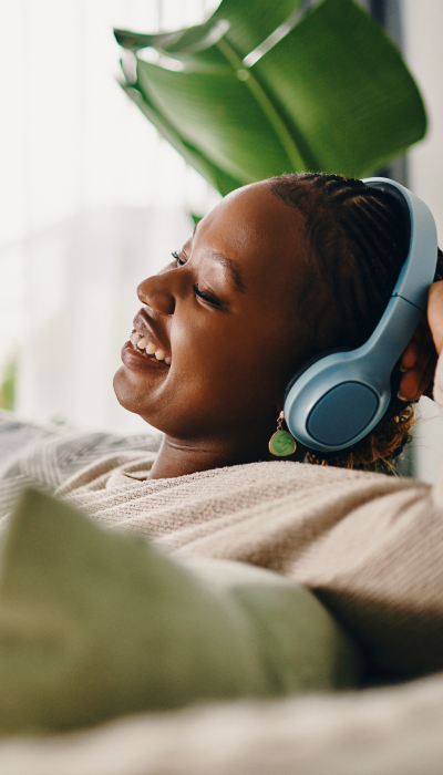 Mujer con auriculares concentrada en su trabajo