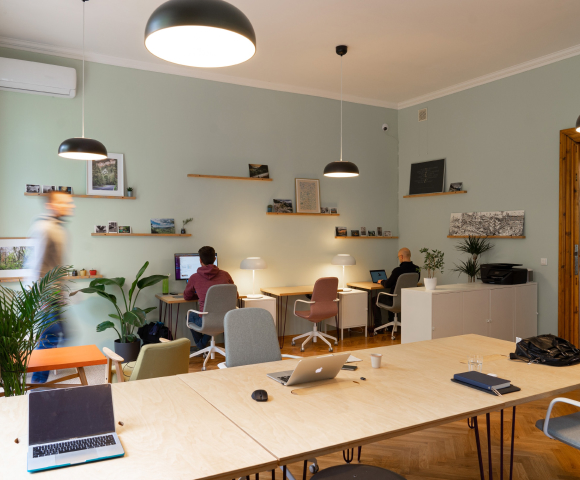 Espacio de trabajo compartido con mesas y portátiles